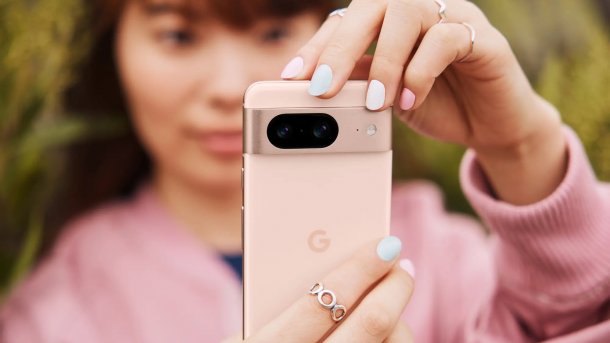 Frau hält Google Pixel 8 in den Händen für ein Foto