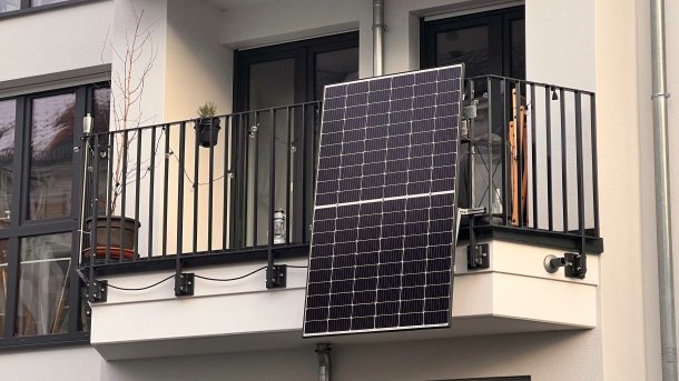 Photovoltaik an einem Balkon in Bremen.
