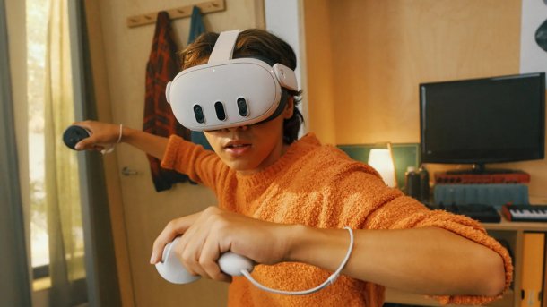 SpielerIn mit Meta Quest VR-Headset