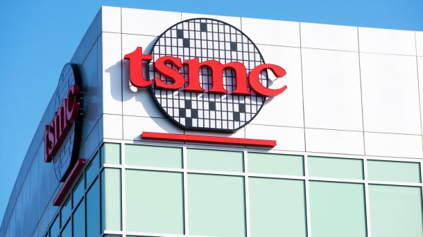 Hauptquartier des Chipherstellers TSMC in Taiwan mit dem Logo des Unternehmens am Gebäude.