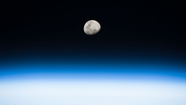 Der Mond hinter der unscharfen Erdatmosphäre