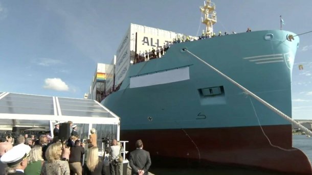 Das erste mit Methanol betriebene Containerschiff der Firma Maersk bei der Taufe.