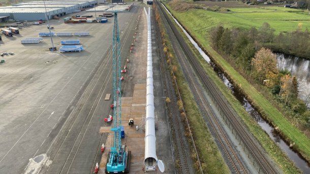 Das European Hyperloop Center zeigt eine lange weiße Röhre auf einer Freifläche.
