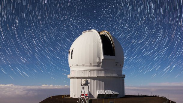 Ein Teleskop unter einem Himmel voller Sternenstreifen