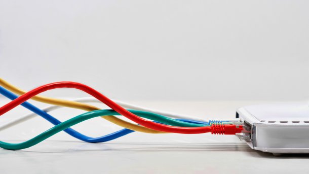 Router mit angeschlossenen Kabeln