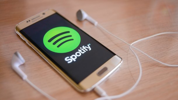 Handy mit Spotify-Logo auf Tisch