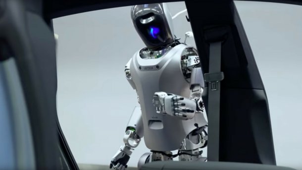 Humanoider Roboter  Walker S überprüft einen Sicherheitsgurt.