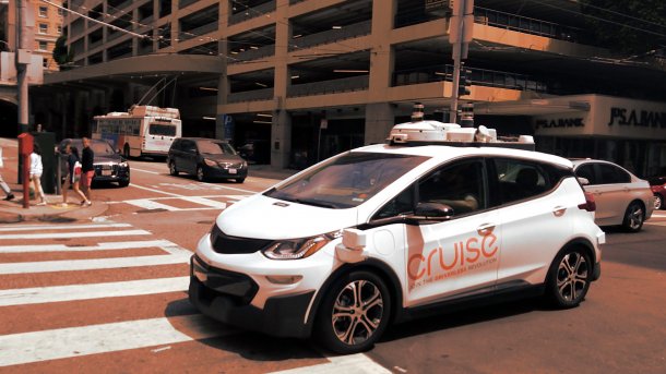 Weißes GM-Auto mit Selbstfahrtechnik stoppt unvorhergesehen in einer Kreuzung in San Francisco