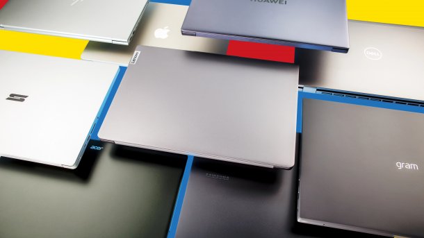 Zahlreiche Notebooks nebeneinander gelegt
