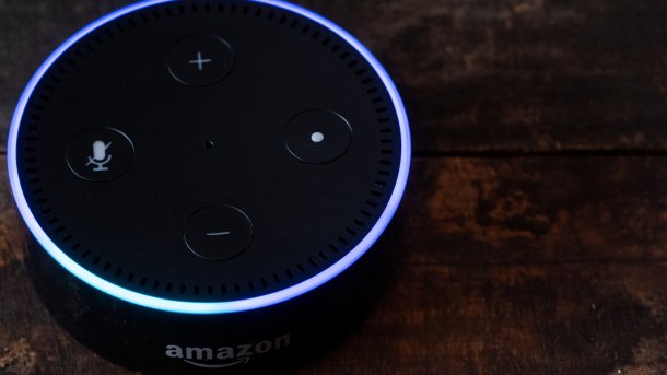 Schwarzes Amazon-Echo-Gerät mit leuchtendem Rand