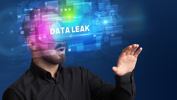 Ein Mann blickt erschrocken auf eine künstlerich dargestellte Datenwolke, in der "Data Leak" steht