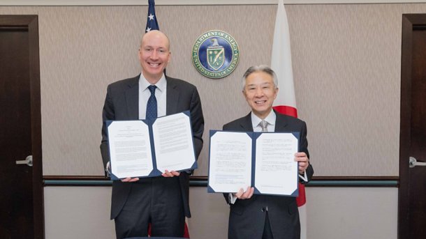 [11:07 AM] Andreas Wilkens Der japanische Technologieminister und der stellvertretende amerikanische Energieminister halten ihre Kooperationsvereinbarung hoch.