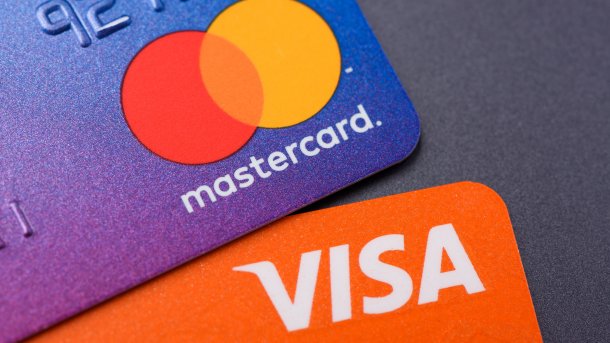 Das Bild zeigt zwei Kreditkarten von Mastercard und Visa.