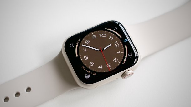 Eine Apple Watch liegt auf dem Tisch und zeigt das Ziffernblatt