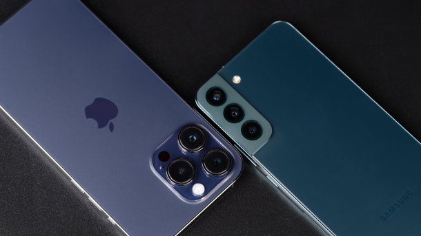 iPhone und Samsung-Gerät nebeneinander, zu sehen ist die Rückseite