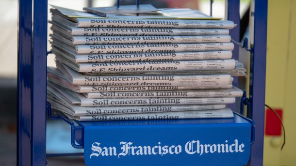 Zeitungen des San Francisco Chronicle auf einem Verkaufsstand