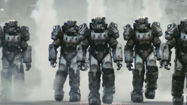 Standbild aus Amazons "Fallout"-Serie zeigt mehrere Personen in Power Armor