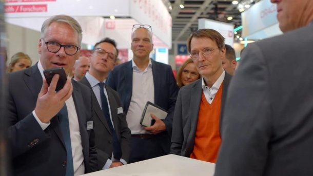Markus Vogel, Chief Medical Information Officer von "Nuance", demonstriert dem Gesundheitsminister Karl Lauterbach Spracherkennungssoftware.​