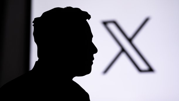 Silhouette Elon Musks vor dem Logo von X