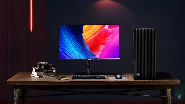 Asus Monitor ProArt PA32KCX  auf einem Schreibtisch neben einem PC