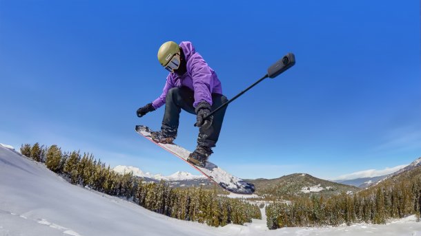 Ein Snowboard-Fahrer fliegt durch die Luft.