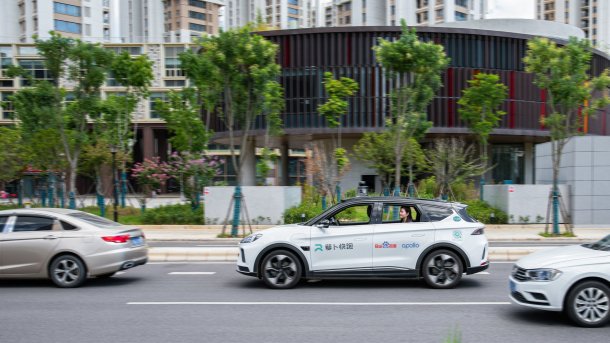 Ein fahrerloses Taxi von Baidu chauffiert eine Passagierin auf einer öffentlichen Straße in China.