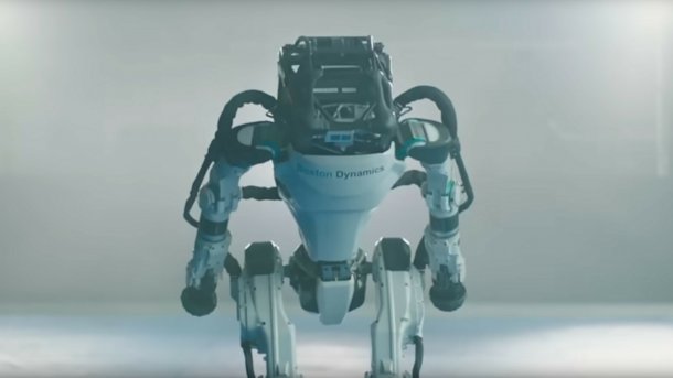 Der humanoide Roboter Atlas verbeugt sich.