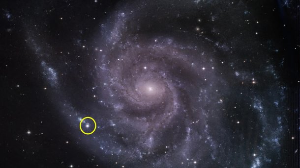 Spiralgalaxie mit einem gelben Kreis um einen besonders hellen Punkt