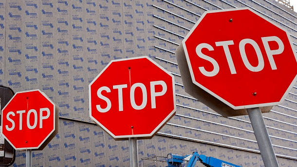 3 Stop-Tafeln nebeneinander