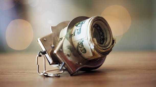 Geld in Handschellen