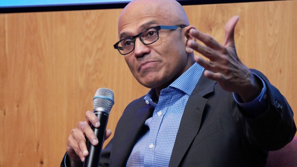 Satya Nadella spricht in Microsofts Berliner Niederlassung über die Chancen von KI.