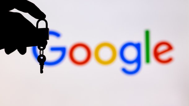 Sicherheitsschloss mit Schlüssel vor Google-Schriftzug