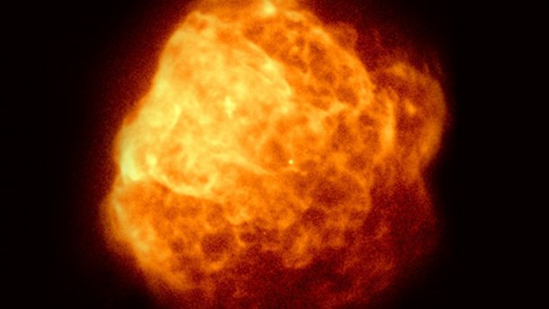 Orangene Wolke mit einem helen Punkt im Zentrum