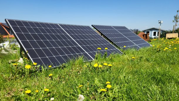 Zwei Solarpanele auf Wiese