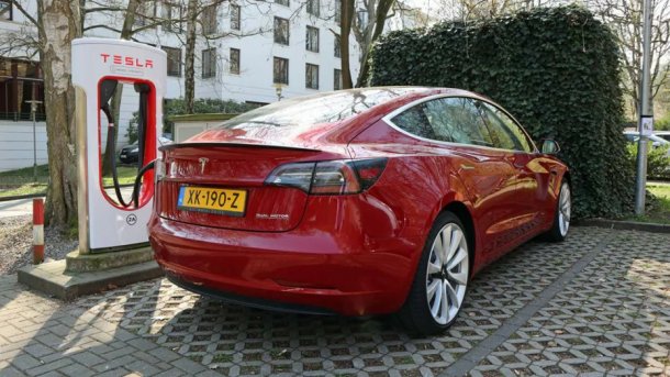 Tesla Model S an Tesla Supercharger