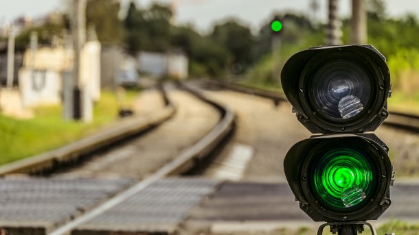Grünes Eisenbahnsignal