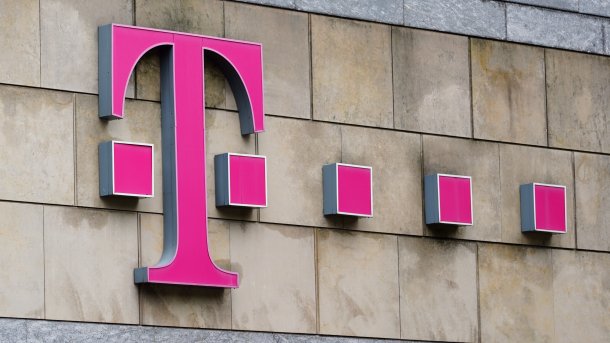 Logo der Telekom an einer Fassade
