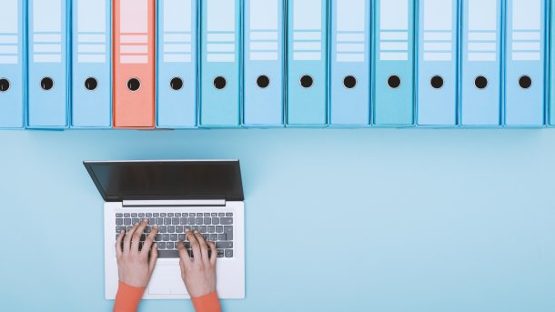 Illustration mit Aktenordnern und einem Notebook
