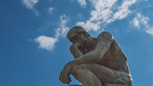 Skupltur eines tief in gedanken versunkenen Mannes