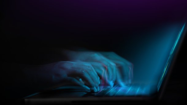 Verschwommene Hände an Tastatur