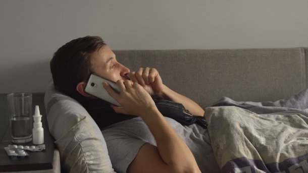 Mann mit Männergrippe.