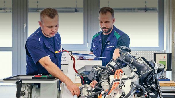 Zwei Männer arbeiten an einem Brennstoffzellen-Motor.