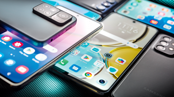 Zahlreiche Mittelklasse Smartphones nebeneinander