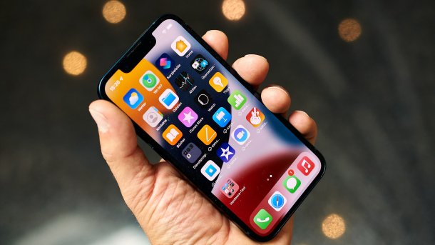 Person hält iPhone in der Hand