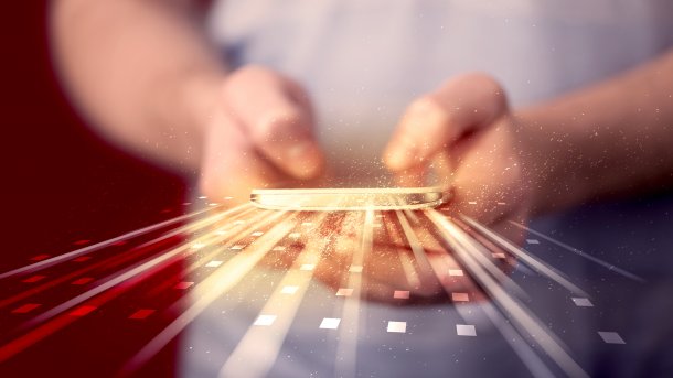 Smartphone in zwei Händen mit Symbol für abfließende Daten