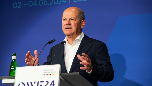 Bundeskanzler Olaf Scholz hält eine Rede