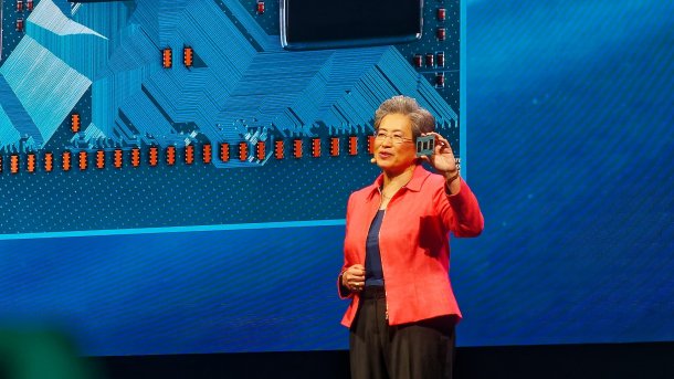 AMDs Chefin Lisa Su zeigt einen Epyc Turin
