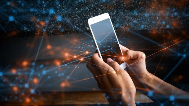 Zwei Hände halten Smartphone, im Vordergrund Linien als Symbol für soziale Verbindungen