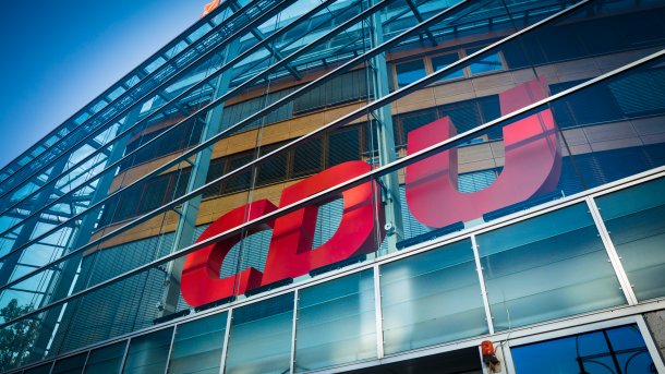 Fassaden-Detail der CDU-Parteizentrale in Berlin​ mit Parteilogo.