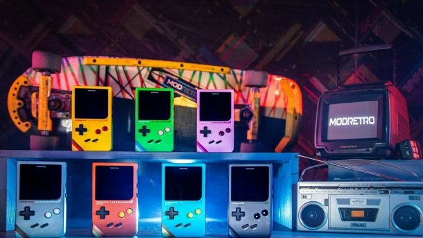 Werbebild für den Chromatic zeigt mehrere Retro-Handhelds